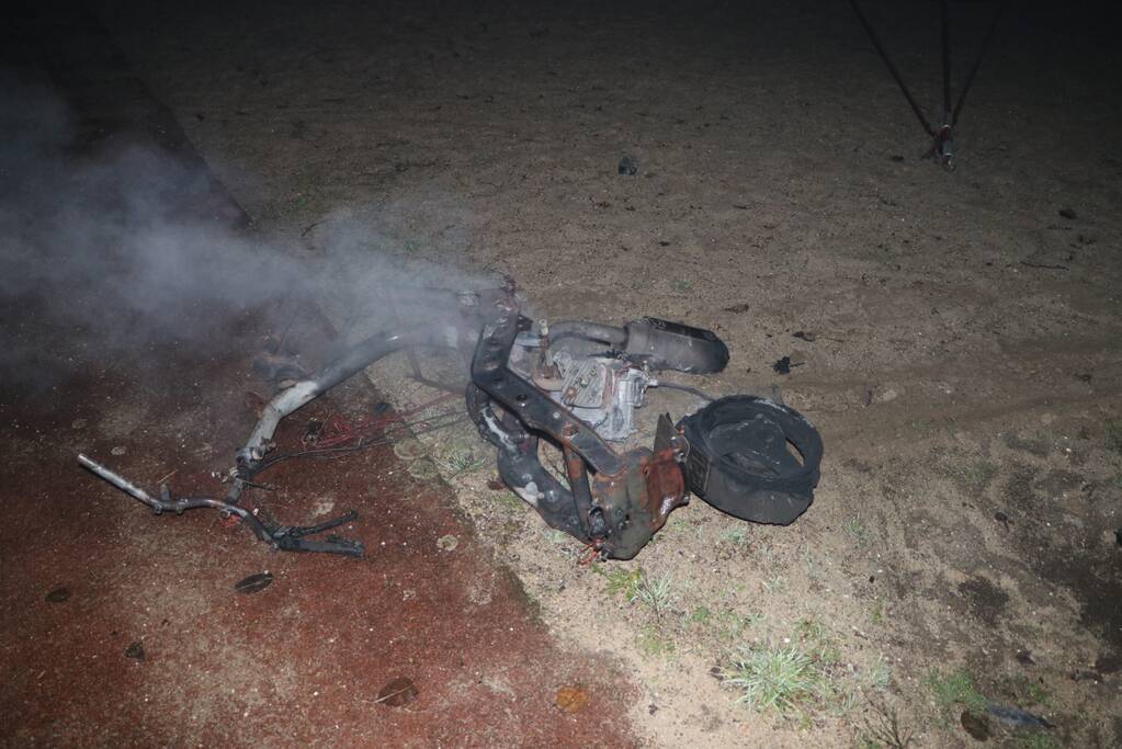 Scooter en parkeerautomaat verwoest door brand