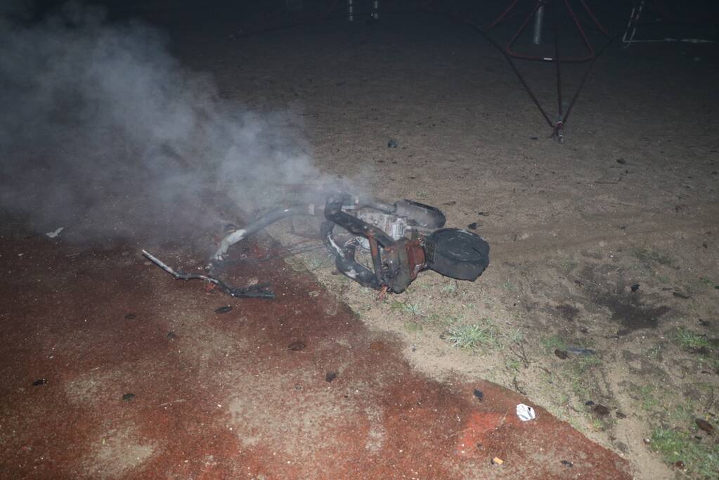 Scooter en parkeerautomaat verwoest door brand