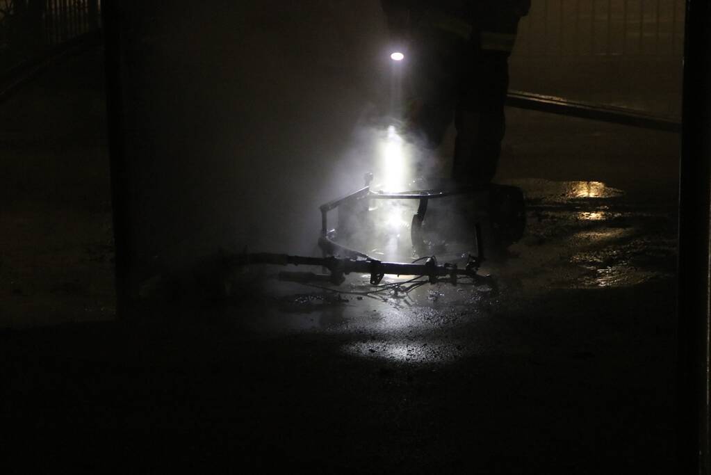 Scooter en parkeerautomaat verwoest door brand