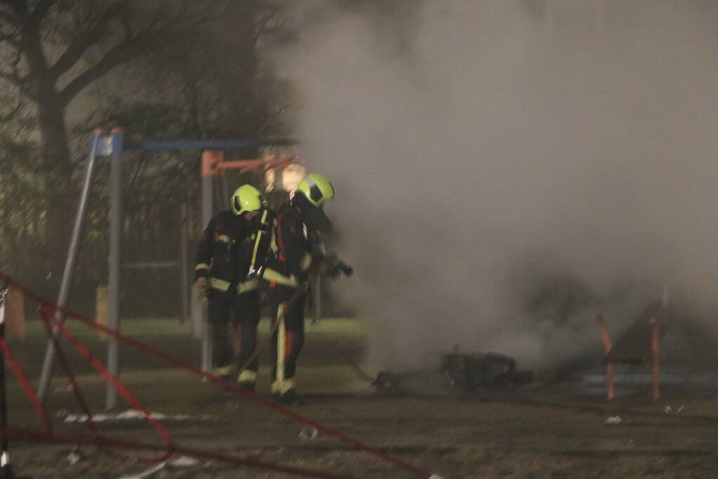 Scooter en parkeerautomaat verwoest door brand