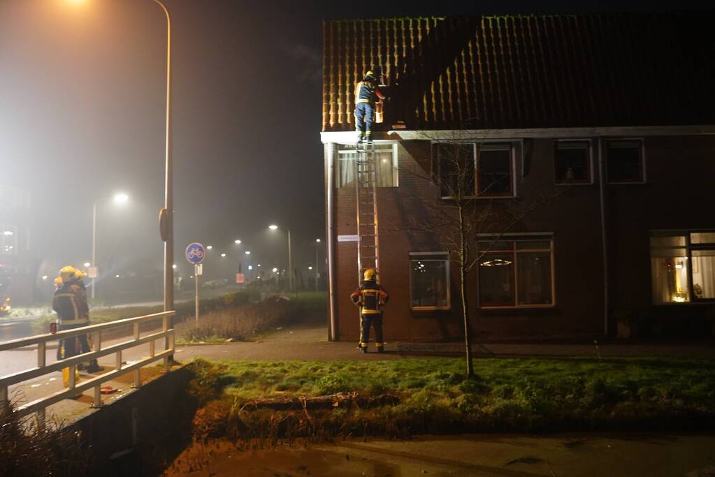 Dakpannen los op dak van woning
