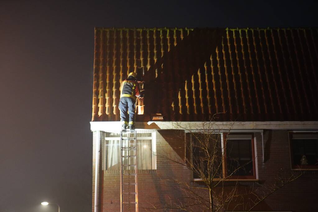 Dakpannen los op dak van woning