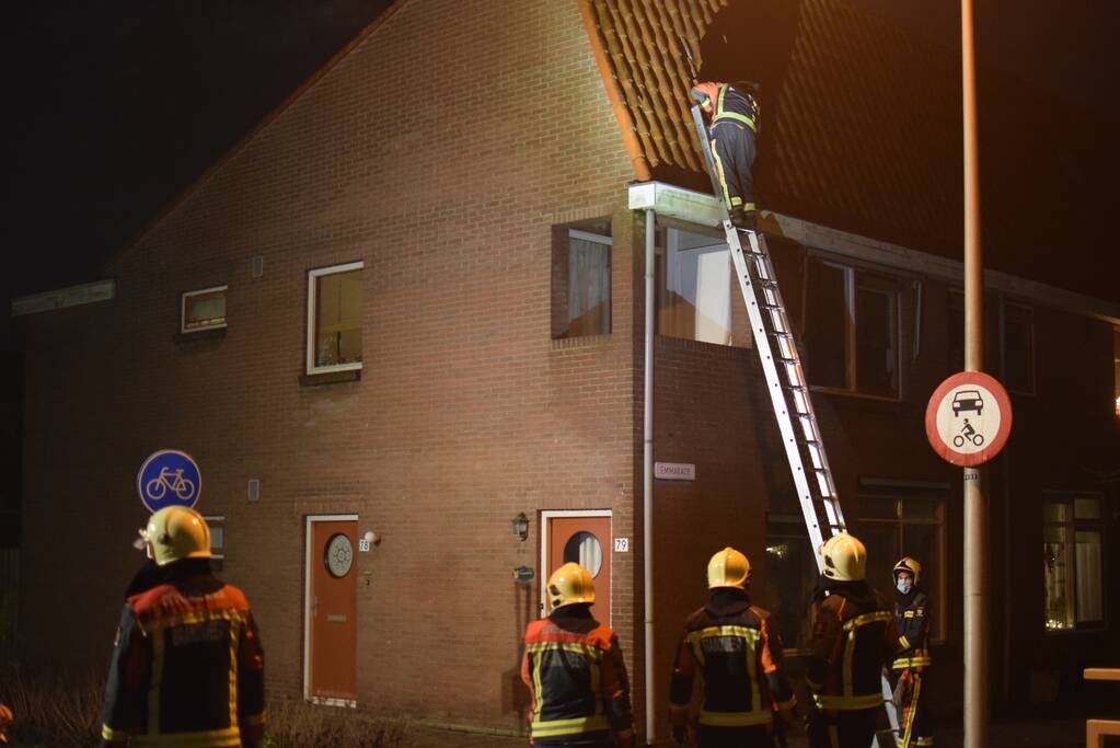 Dakpannen los op dak van woning