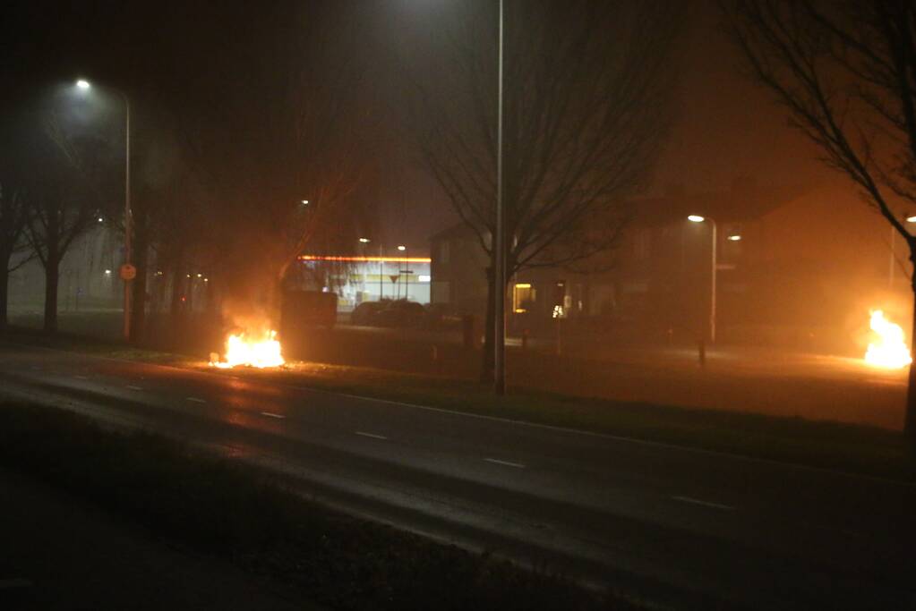 Brandweer blust twee vreugdevuren