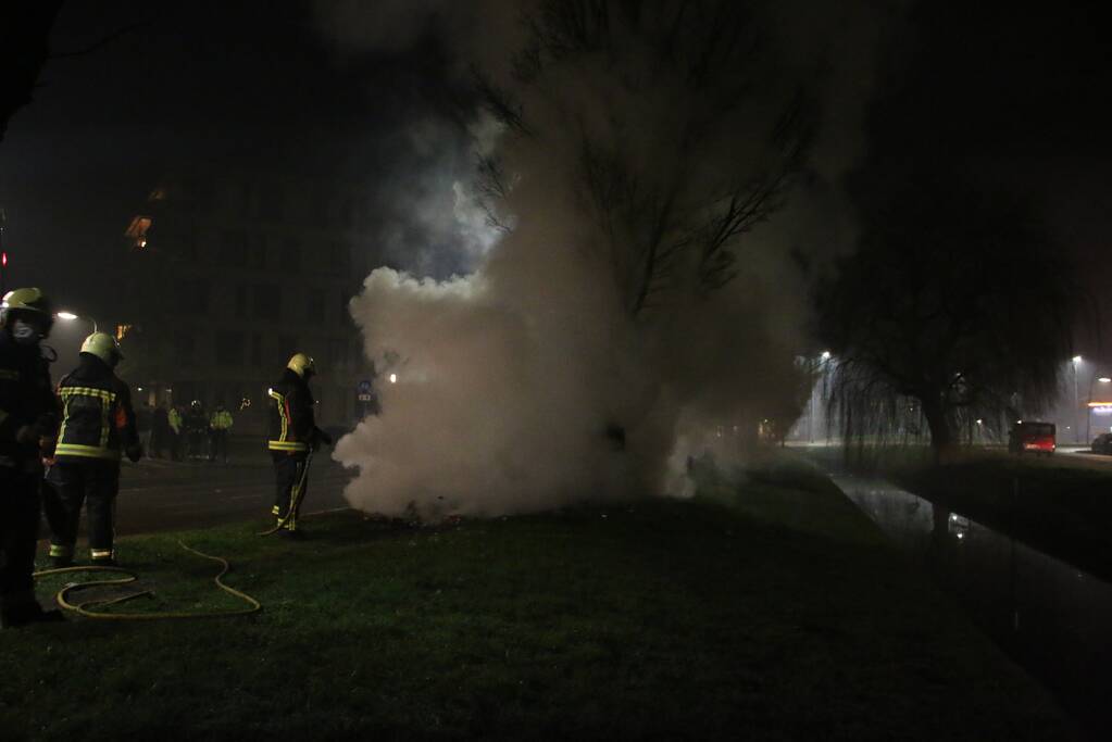 Brandweer blust twee vreugdevuren