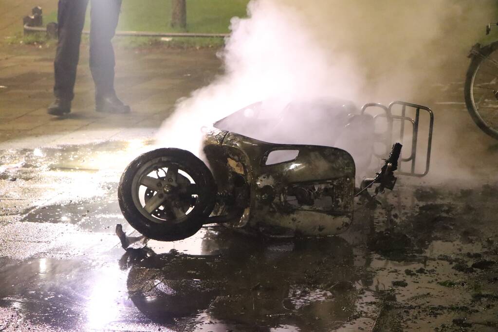 Opnieuw scooter in brand gestoken