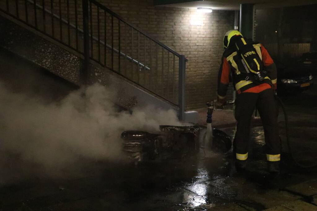 Opnieuw scooter in brand gestoken