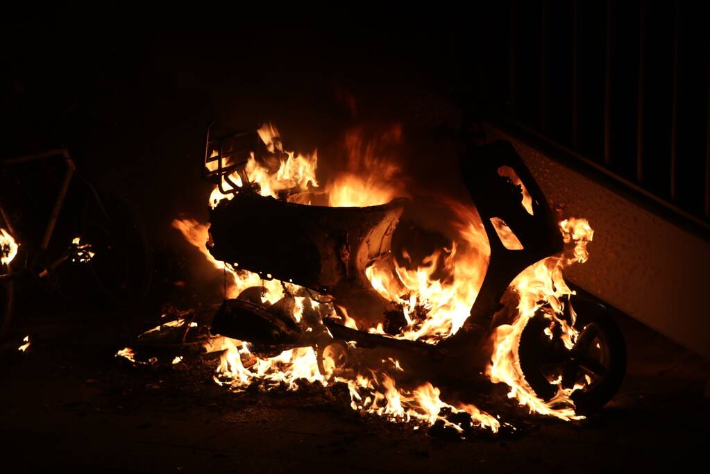 Opnieuw scooter in brand gestoken