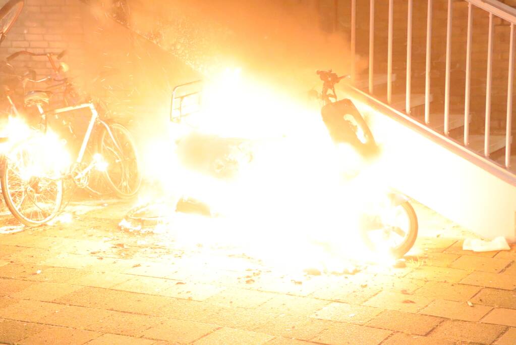 Opnieuw scooter in brand gestoken