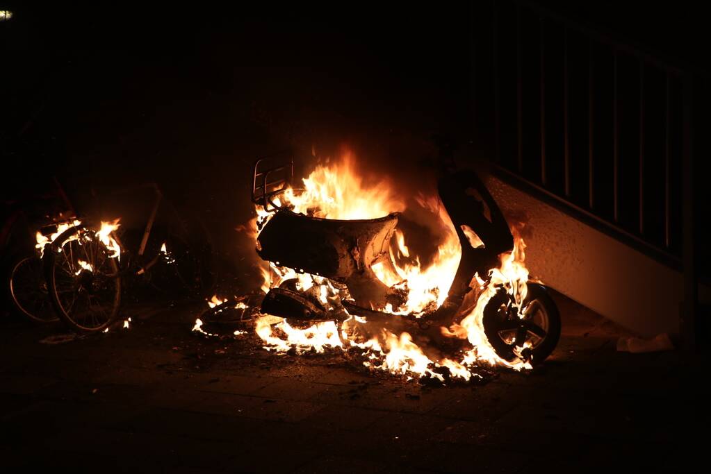 Opnieuw scooter in brand gestoken