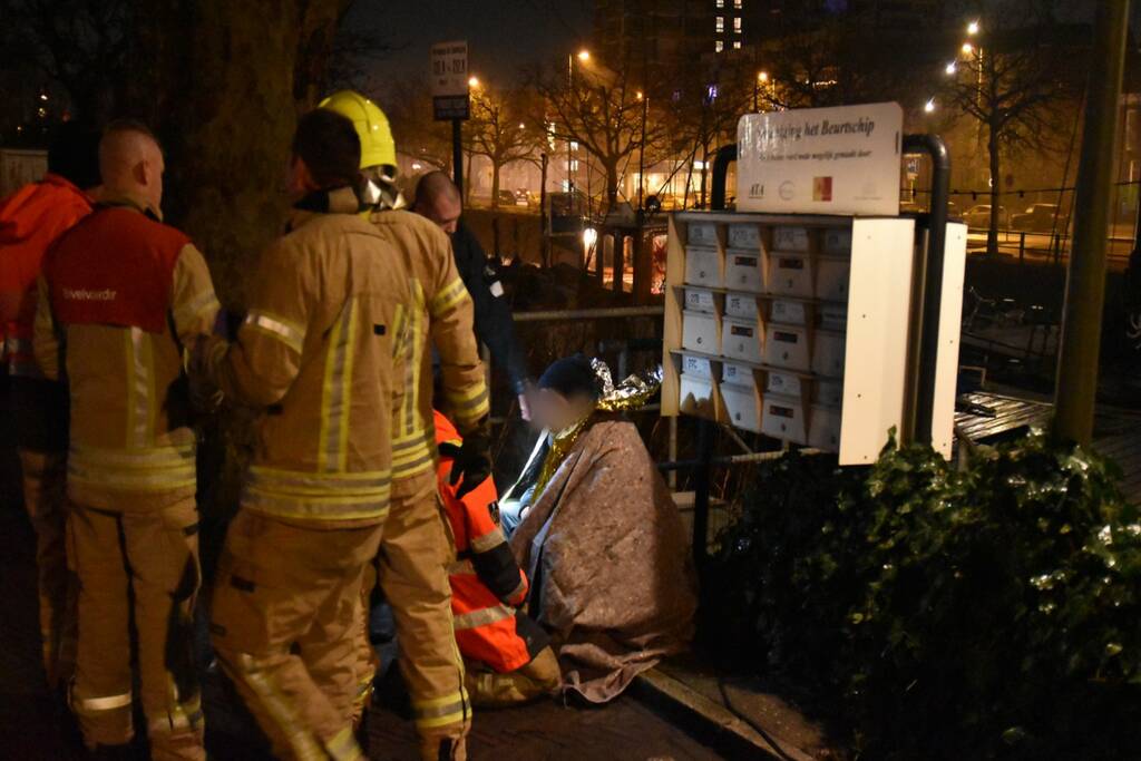 Brandweer redt man uit water