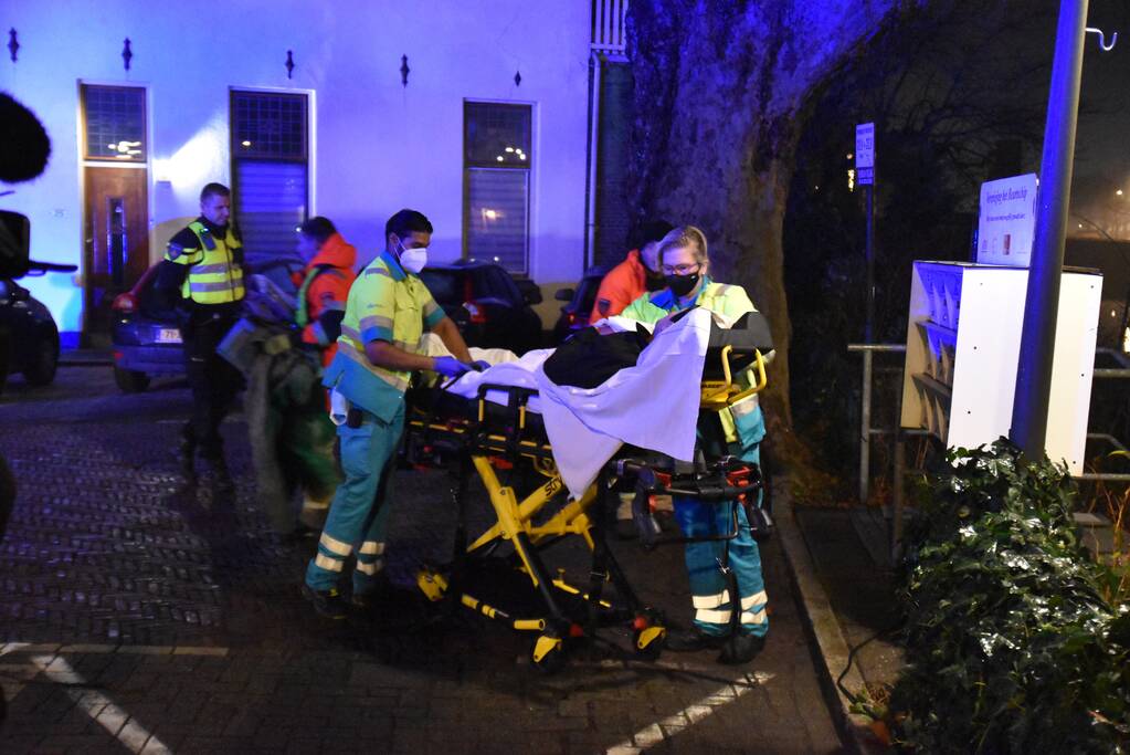 Brandweer redt man uit water