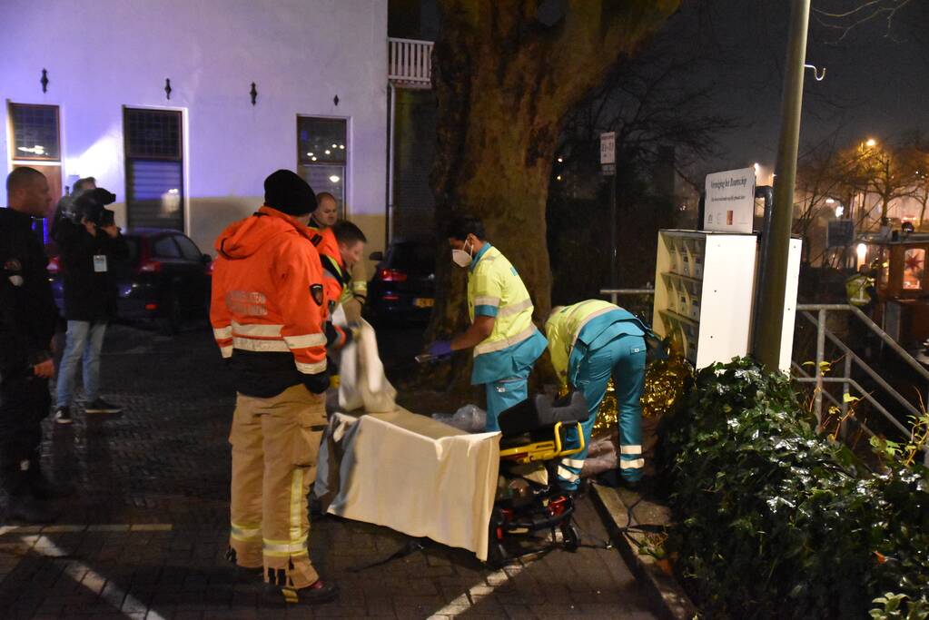 Brandweer redt man uit water