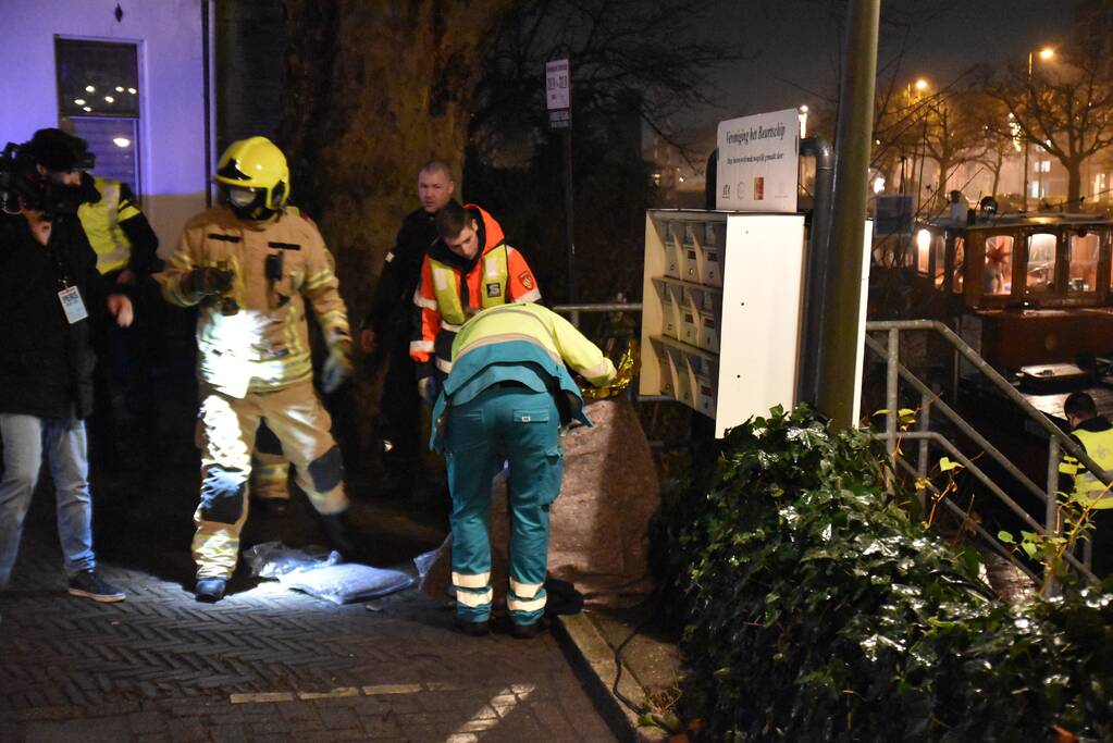 Brandweer redt man uit water