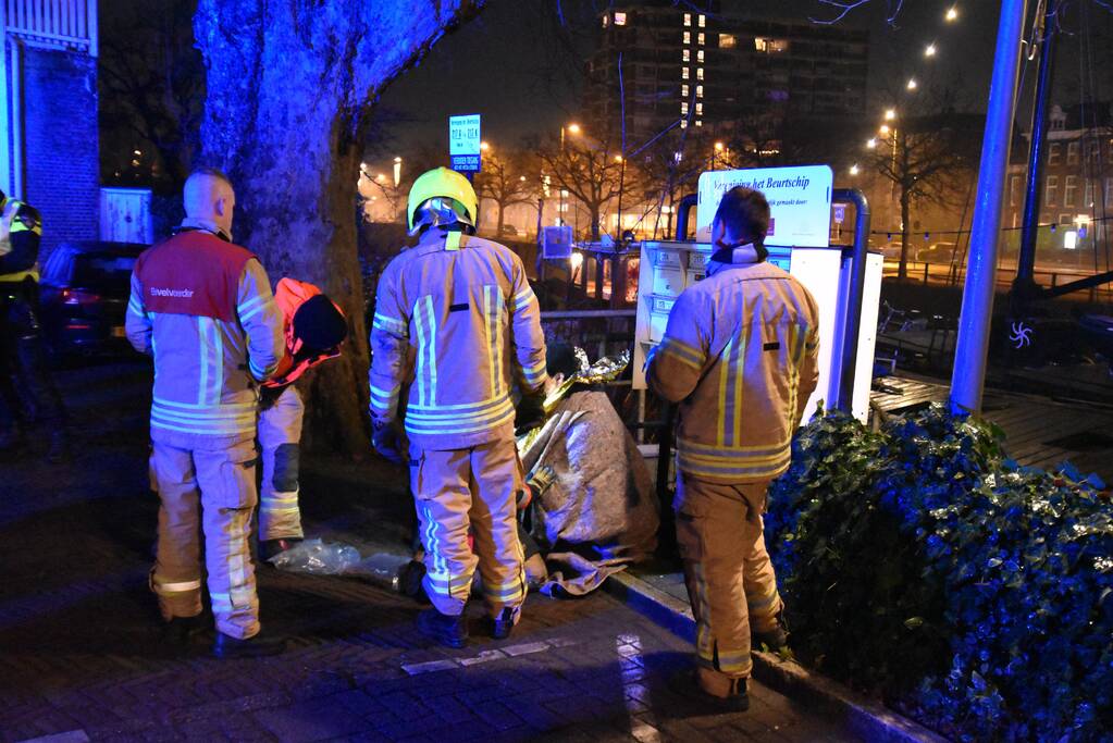 Brandweer redt man uit water