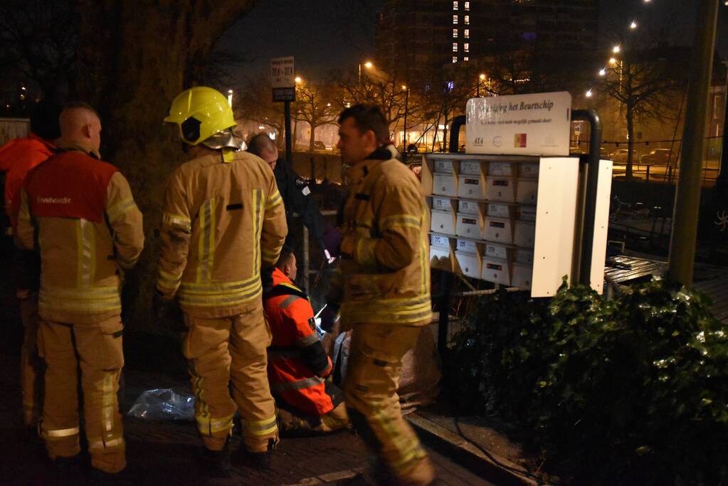 Brandweer redt man uit water