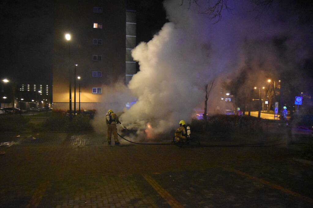 Auto in vlammen opgegaan