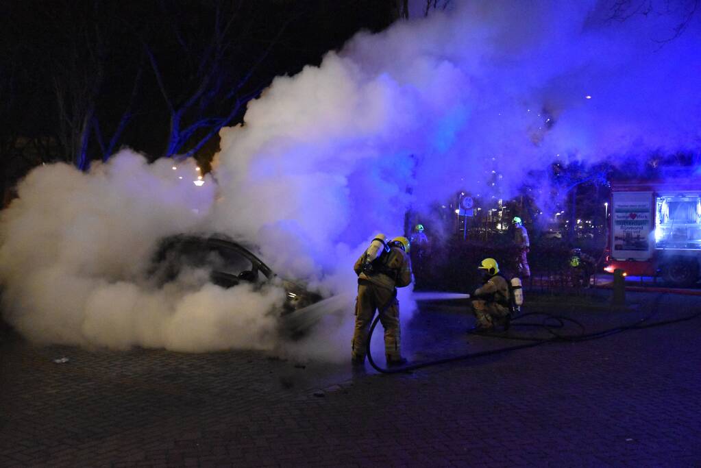 Auto in vlammen opgegaan