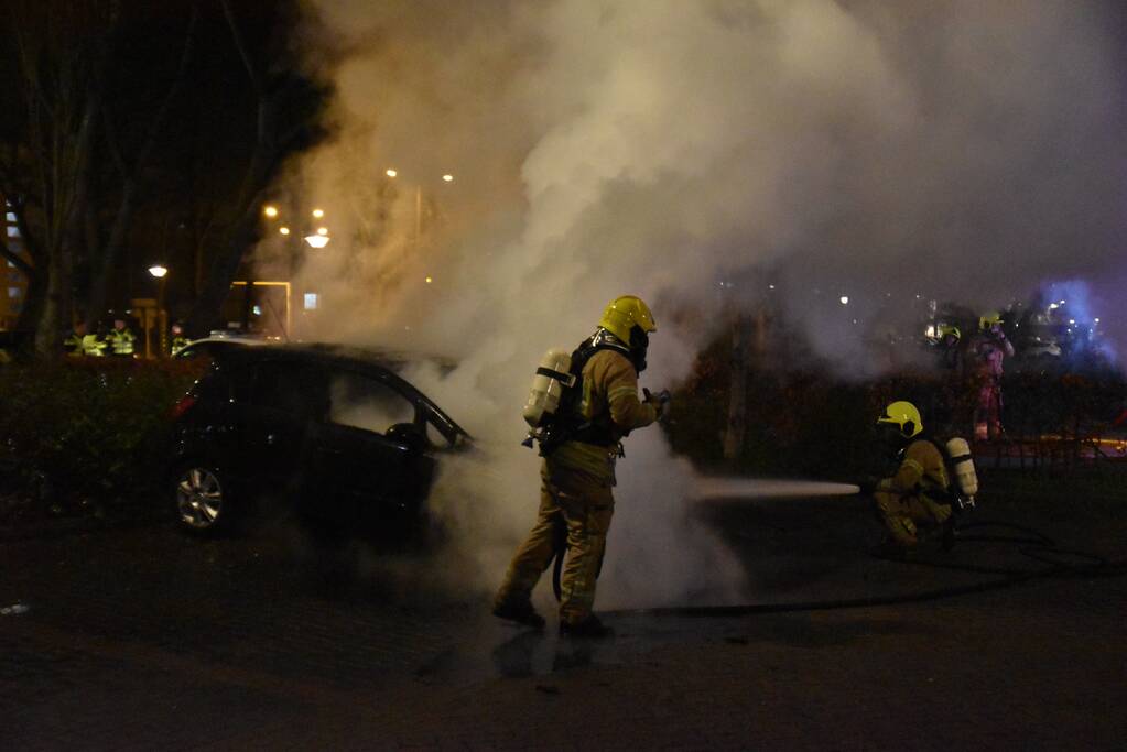 Auto in vlammen opgegaan