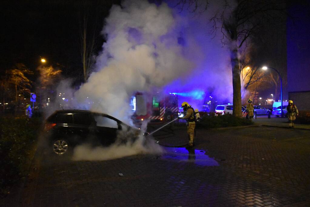 Auto in vlammen opgegaan