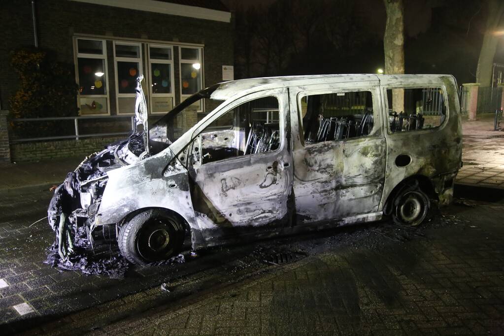 Bestelbus voor De Windroos volledig uitgebrand