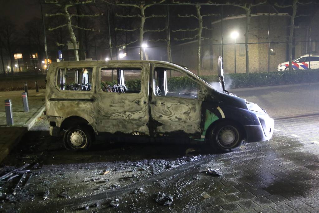 Bestelbus voor De Windroos volledig uitgebrand