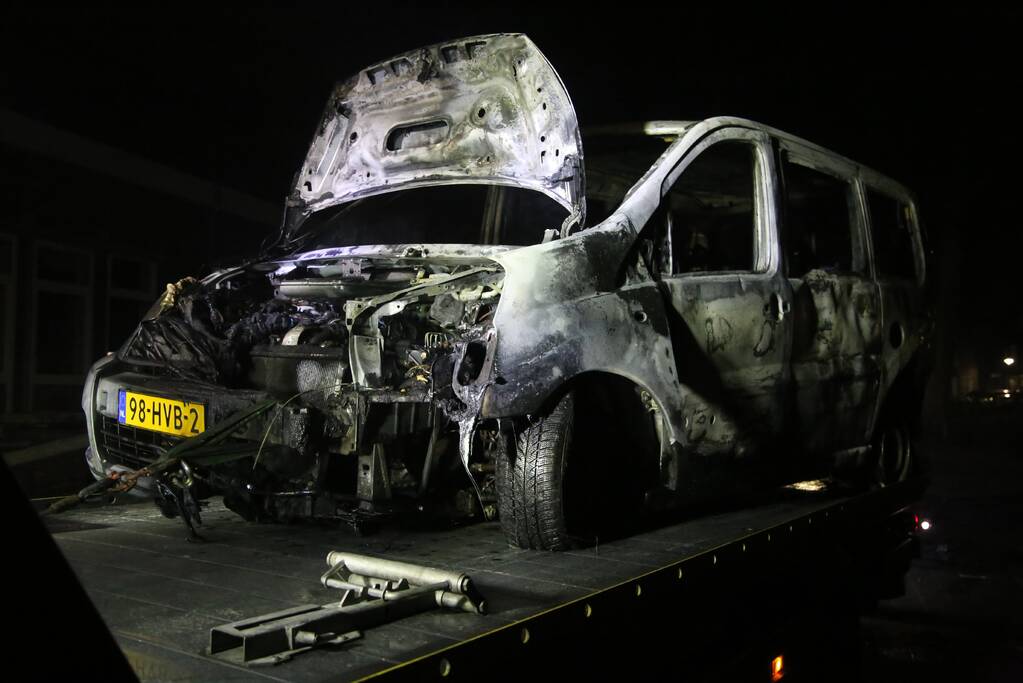 Bestelbus voor De Windroos volledig uitgebrand