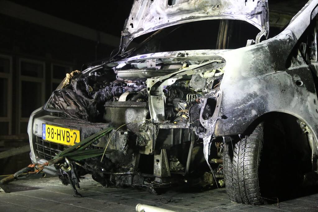 Bestelbus voor De Windroos volledig uitgebrand