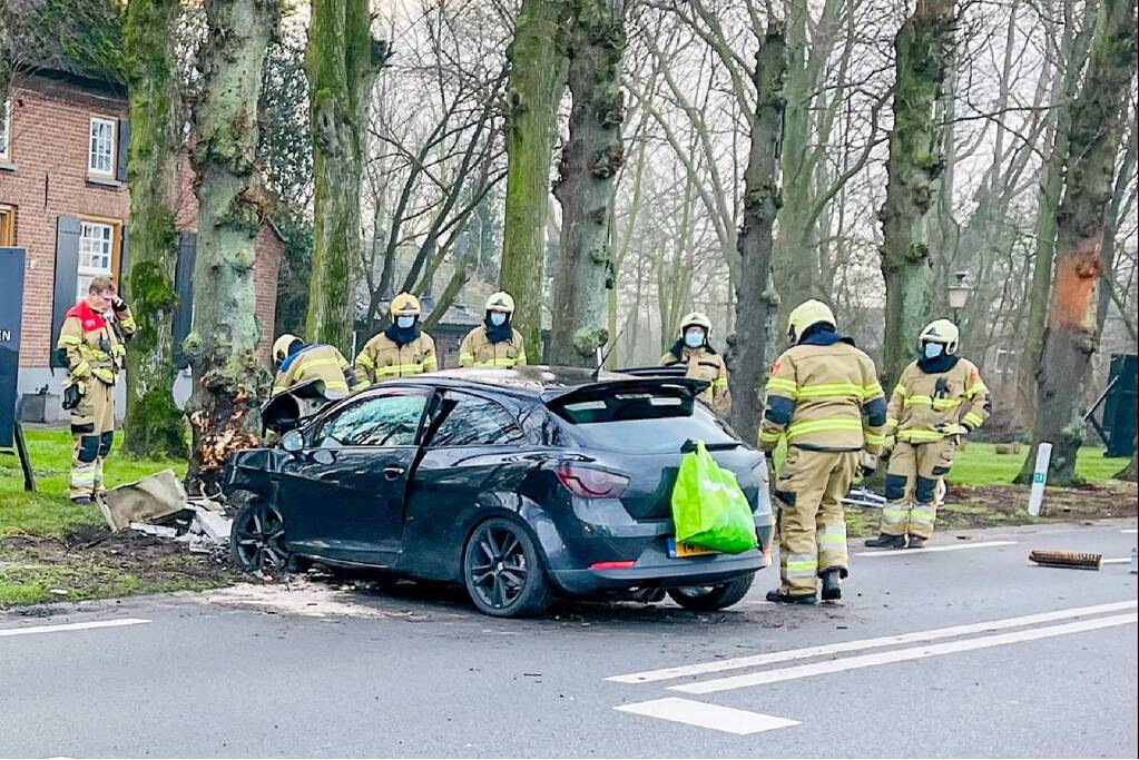 Auto botst frontaal op boom