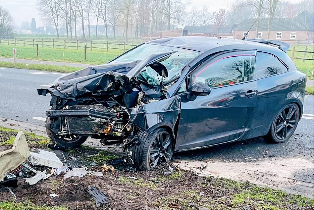 Auto botst frontaal op boom