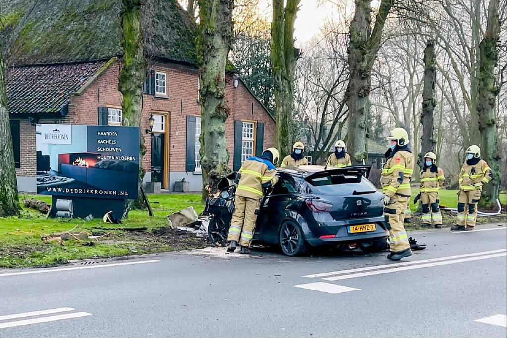 Auto botst frontaal op boom