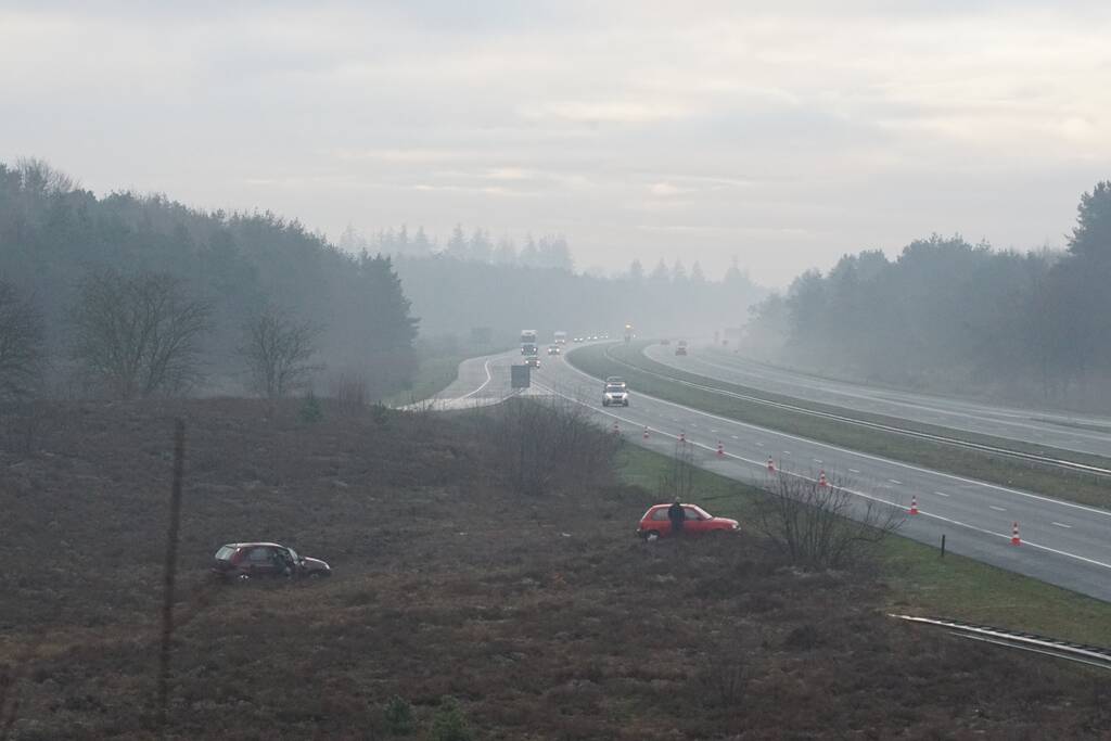 Twee auto's vliegen van de snelweg af door gladheid