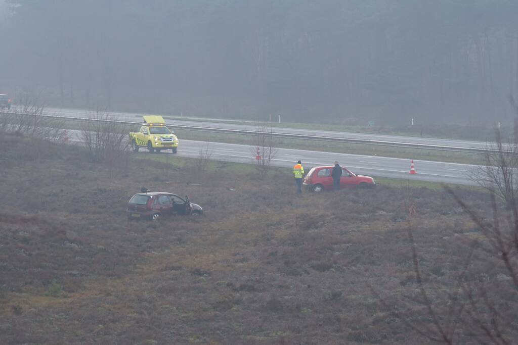 Twee auto's vliegen van de snelweg af door gladheid
