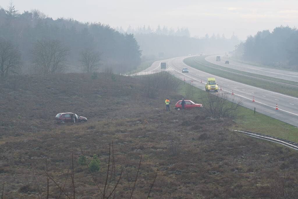 Twee auto's vliegen van de snelweg af door gladheid