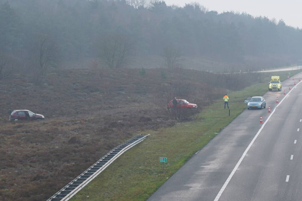 Twee auto's vliegen van de snelweg af door gladheid