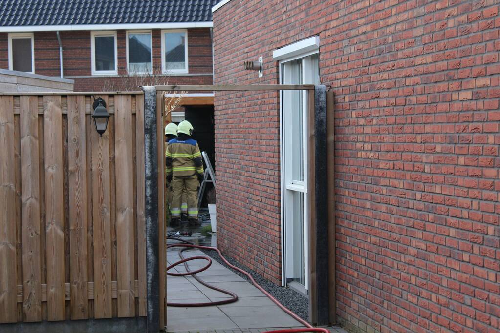 Schuur vliegt in brand door vuurkorf