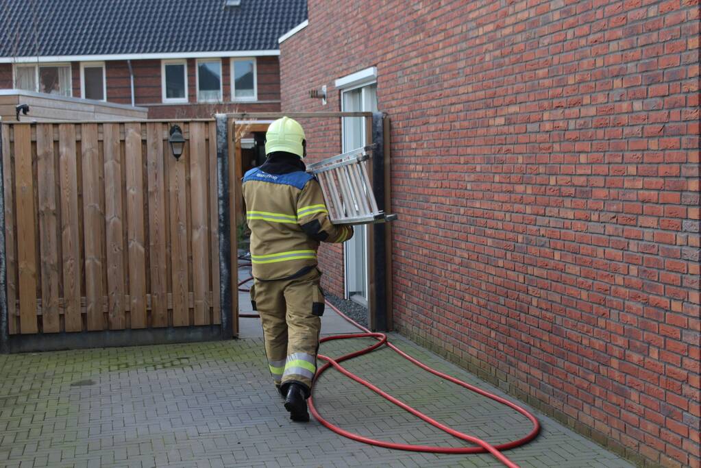 Schuur vliegt in brand door vuurkorf