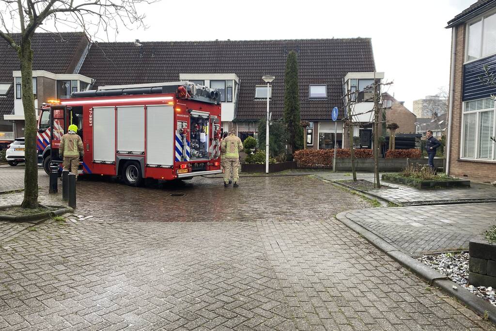 Afval in brand gevlogen zorgt voor gevaar woning