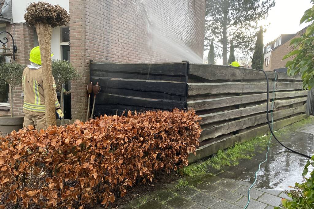 Afval in brand gevlogen zorgt voor gevaar woning