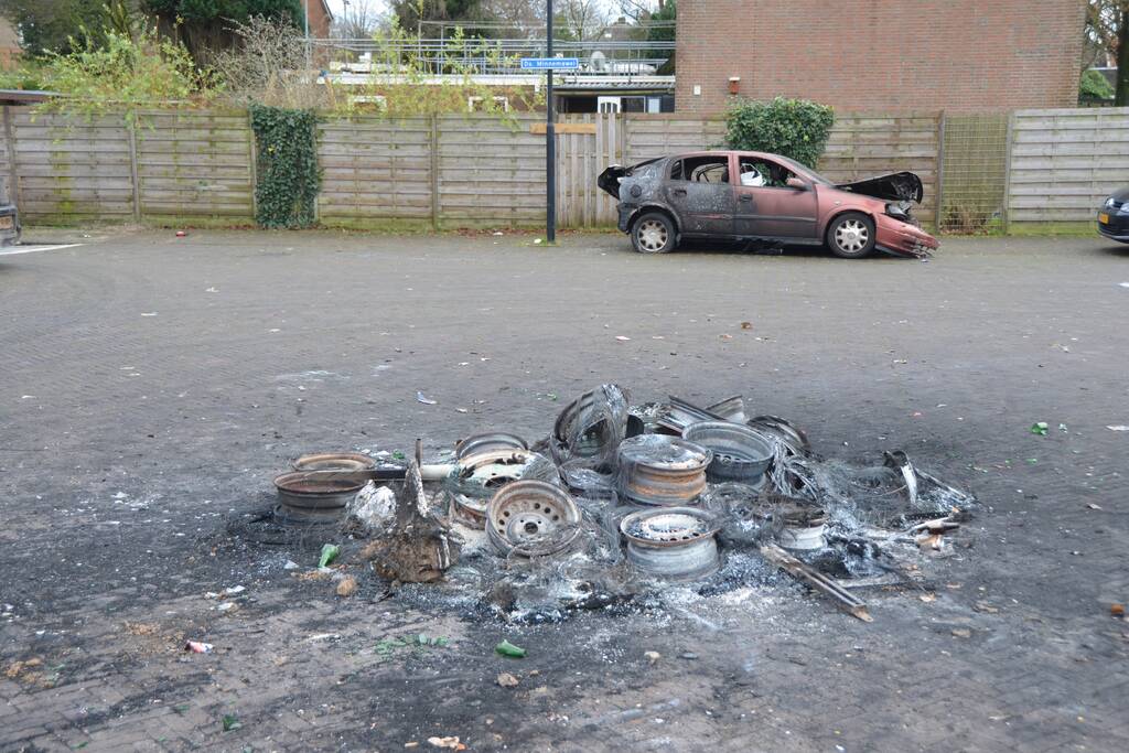 Auto volledig uitgebrand