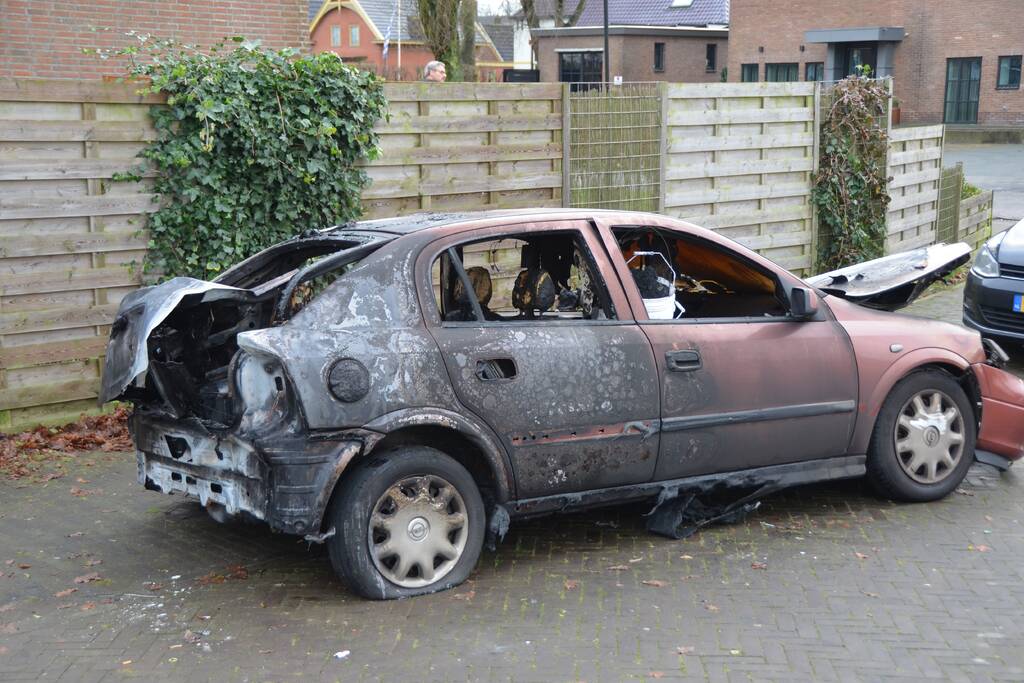 Auto volledig uitgebrand