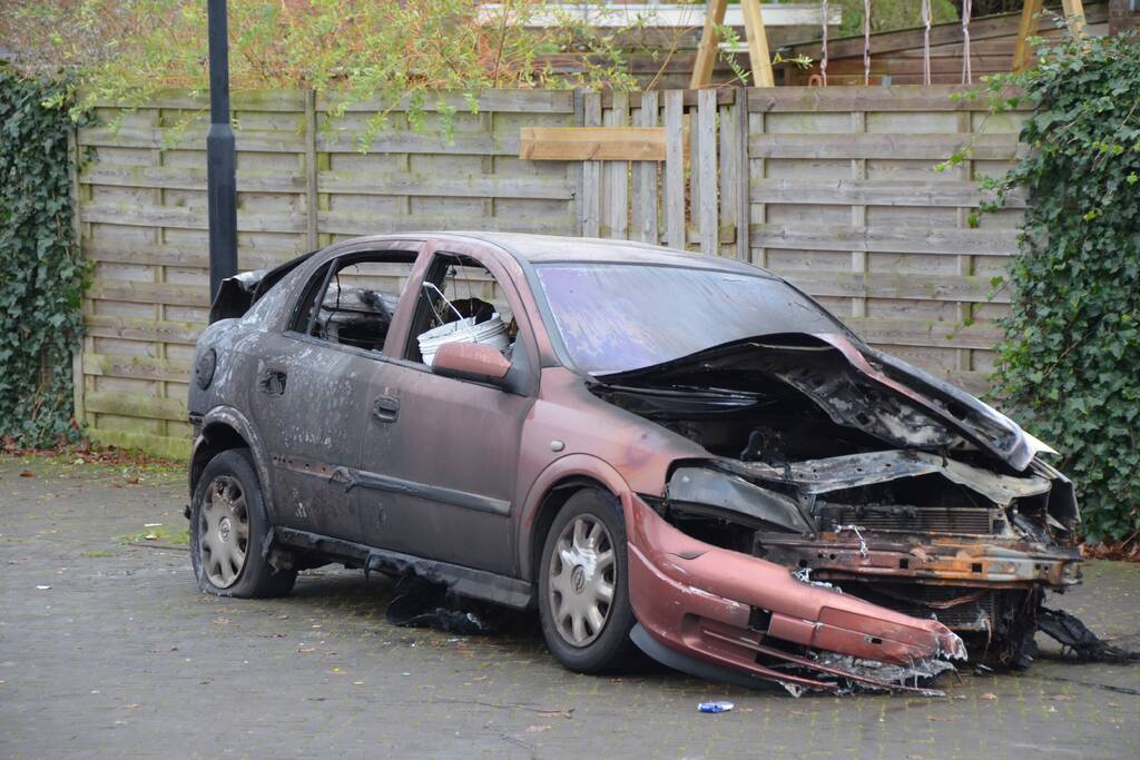 Auto volledig uitgebrand