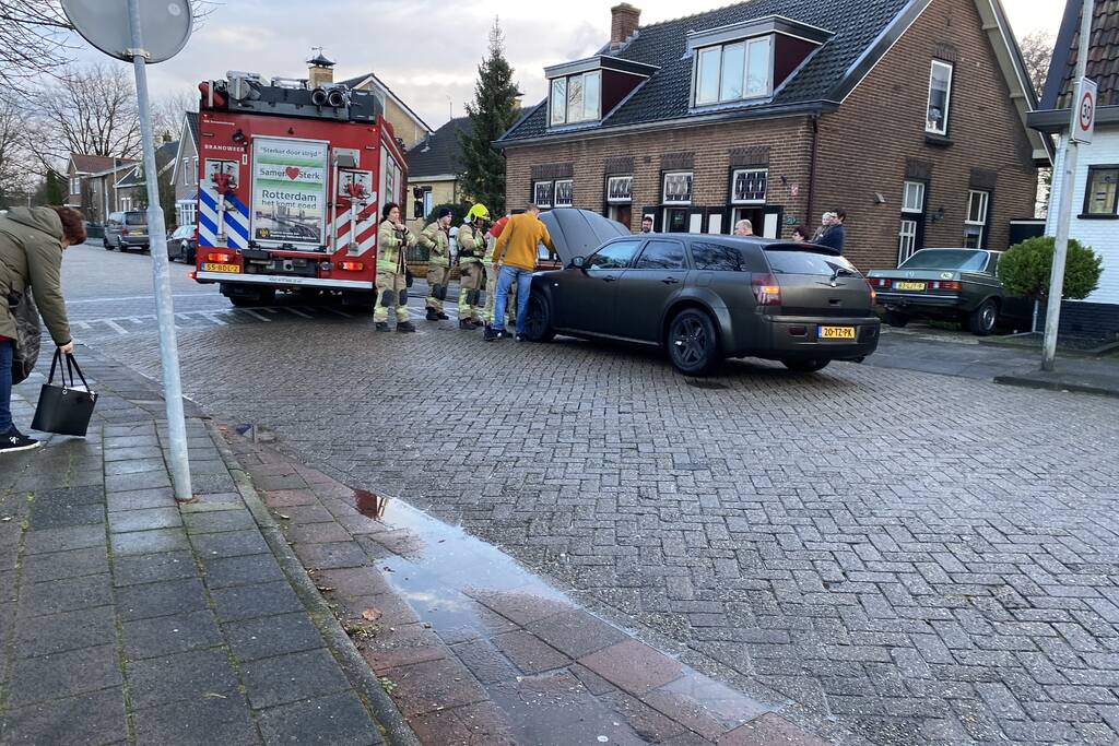 Auto vliegt in brand tijdens het rijden