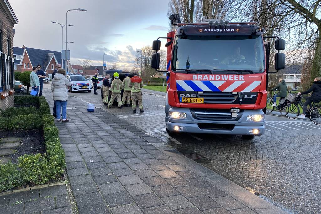 Auto vliegt in brand tijdens het rijden