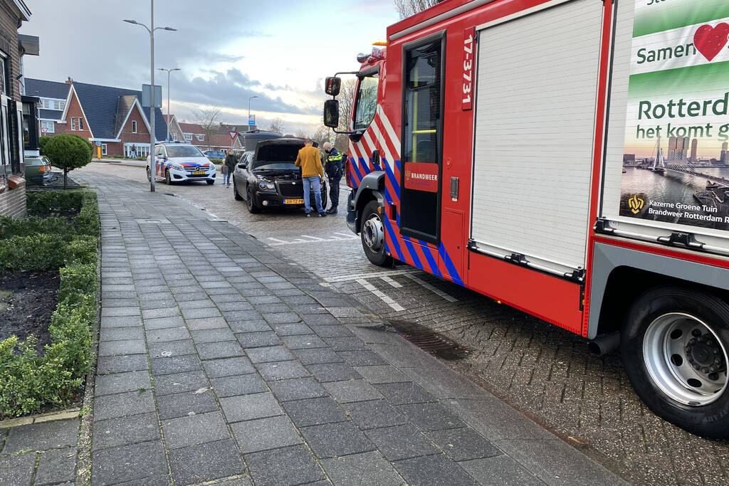 Auto vliegt in brand tijdens het rijden