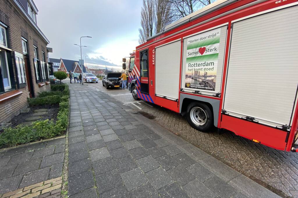 Auto vliegt in brand tijdens het rijden