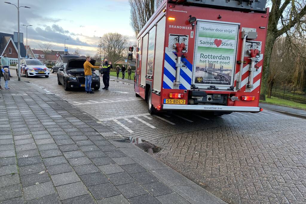 Auto vliegt in brand tijdens het rijden