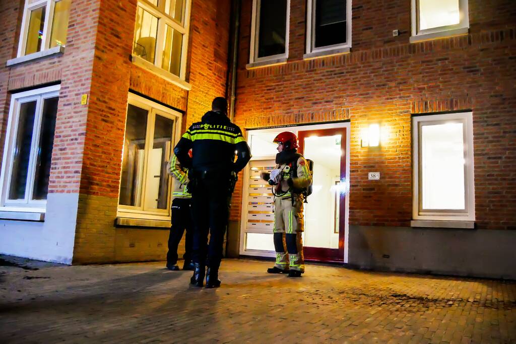 Deur opgebroken vanwege vlam in de pan