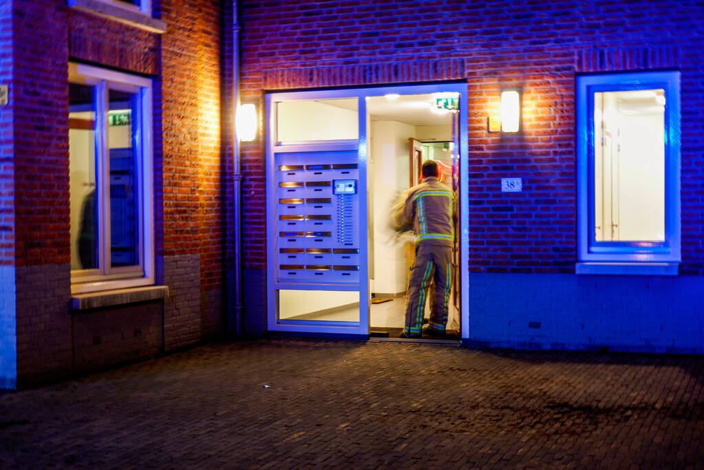 Deur opgebroken vanwege vlam in de pan