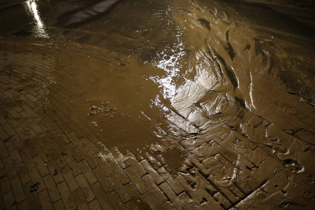 Stoep zakt weg door fors waterlek